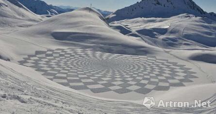 英国艺术家用双脚在雪地绘制几何图形