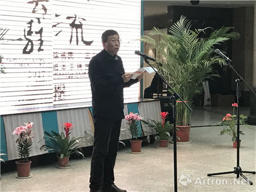 武汉炎黄文化研究会会长戴新民主持展览开幕式