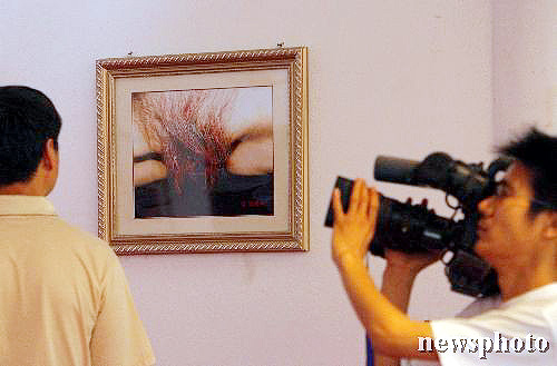 成都美院女生自拍下体图片登上艺术展