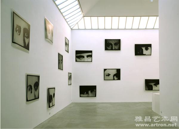 Christian Boltanski　Das Archiv: Diese Kinder suchen ihre Eltern　1993　36 Cardboard boxes in an iron shelf, b/w photographies　appr. Cm 240 x 180 x 40　Courtesy of Kewenig Gallery, Koeln, Germany