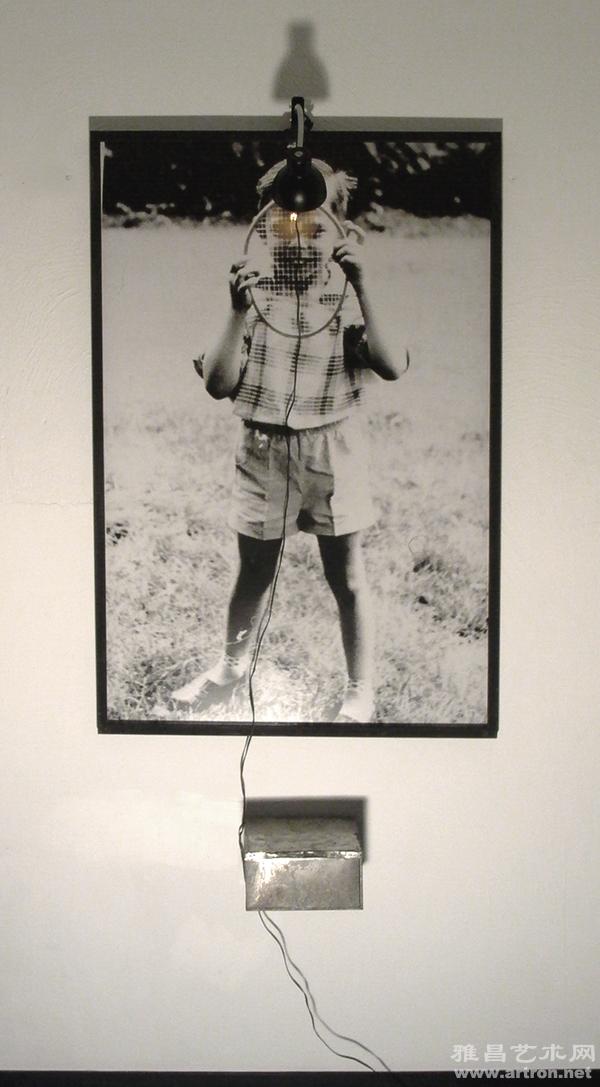 Christian Boltanski　Portrait of a boy with Tennis Racket　2003　Framed b/w photograph, metal box, electric light, cable　approx. 153 x 83 x 36 cm　Courtesy of Kewenig Gallery, Koeln, Germany