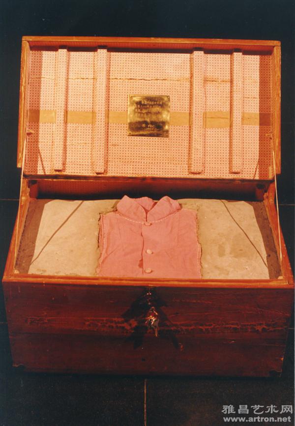 衣箱001  Dress Box 1995 personal old clothes +concrete